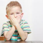 درمان لکنت زبان کودک؛ استراتژی‌هایی مفید برای والدین