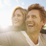 ۱۳ کار ساده‌ای که زوج های خوشحال هر روز انجام می‌دهند