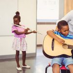 فواید یادگیری موسیقی برای کودکان؛ موسیقی چه کمکی به رشد فرزند شما می‌کند
