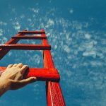 تصمیم‌گیری های سخت را با «قانون نردبان» ۵ دقیقه‌ای ساده کنید