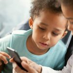چه زمانی تلفن همراه برای کودکان مناسب است؟